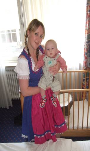 Steph and Tobias oktoberfest mit baby, oktoberfest with baby, germany, germany with baby, europe with baby